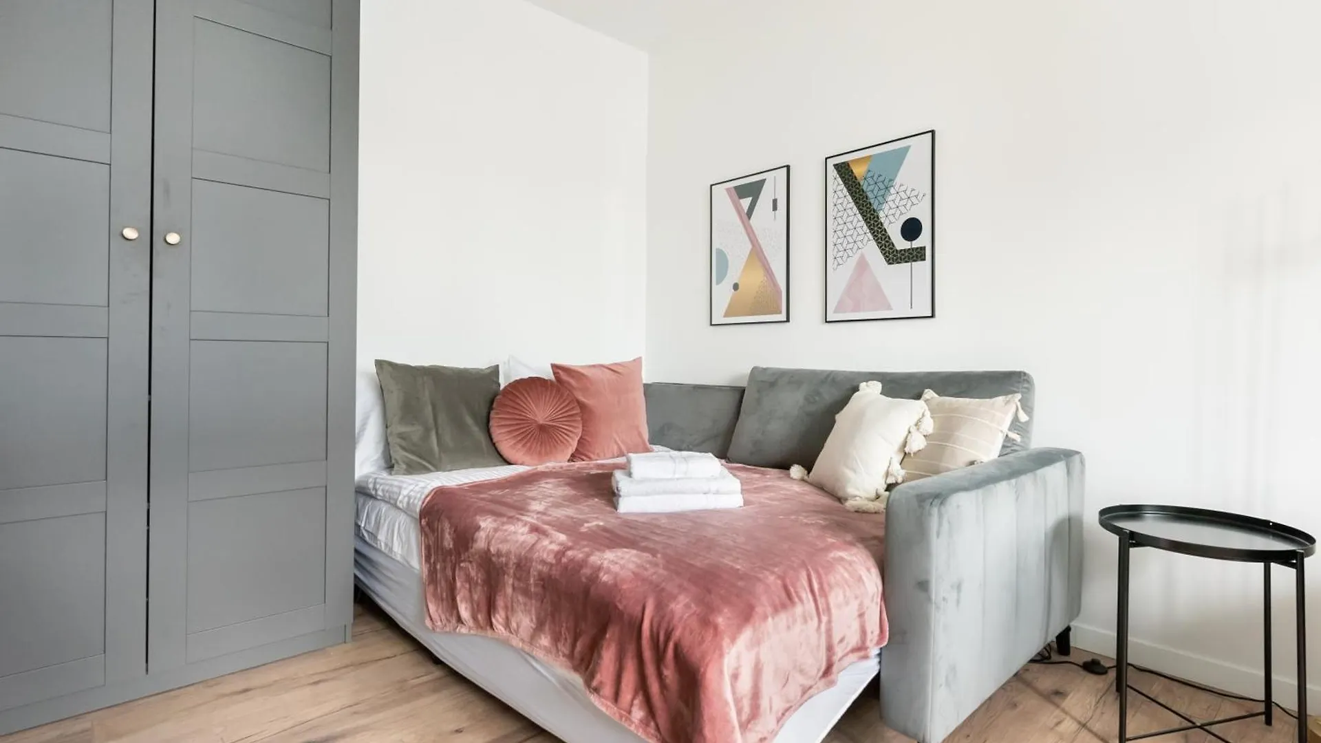 Nowolipki Chic Studio Apartment Warsaw Poland